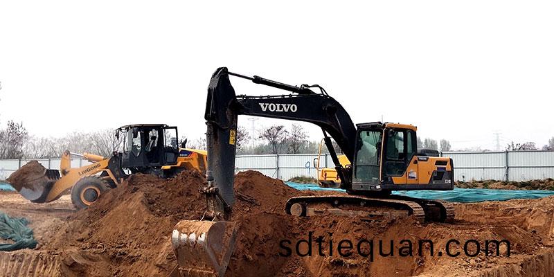 鄭(zheng)鍋(guo)産(chan)業園項(xiang)目(mu)施(shi)工挖地(di)基(ji)