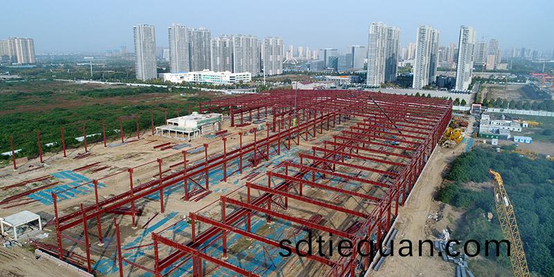 鄭鍋産(chan)業園(yuan)鋼(gang)結構(gou)廠(chang)房屋麵(mian)檁(lin)條安裝