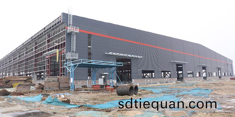 鄭鍋5萬(wan)平(ping)鋼結(jie)構(gou)廠房外牆施工