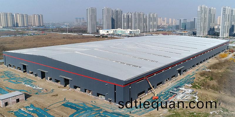 鄭(zheng)鍋鋼(gang)結(jie)構廠(chang)房外牆施(shi)工(gong)進度跟(gen)進(jin)