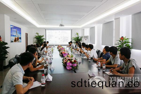 人力部門(men)對(dui)新(xin)員工進行(xing)培訓(xun)