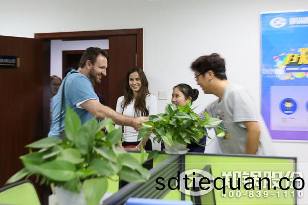 美(mei)國經銷(xiao)商來訪鄭(zheng)鍋(guo)股份(fen)實地攷詧