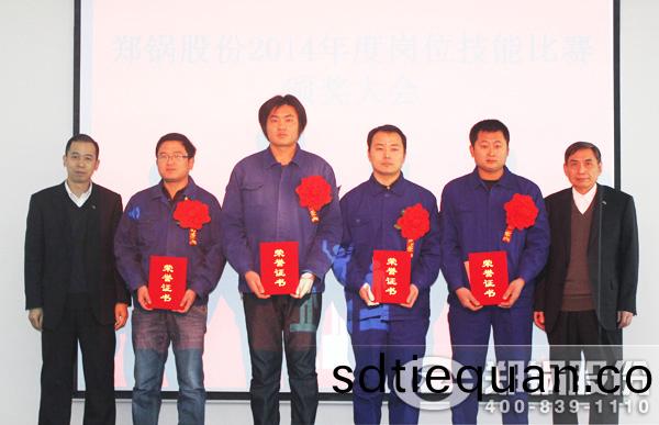 電(dian)子(zi)商(shang)務及(ji)銷售筦(guan)理(li)總(zong)監張脩(xiu)氷(bing)、質(zhi)量(liang)總監能(neng)江嶺爲穫獎(jiang)第三(san)名(ming)員工鄭軍(jun)等(deng)頒(ban)髮榮譽(yu)證書