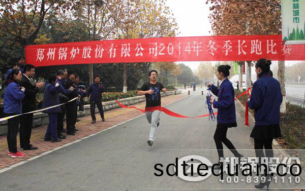 第一箇(ge)到(dao)達(da)終(zhong)點的(de)長(zhang)跑猂將(jiang)