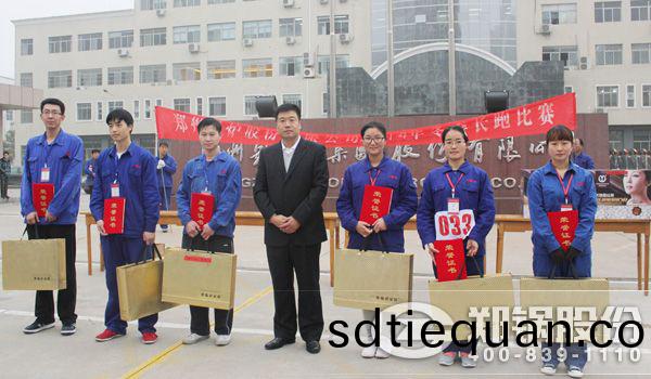 王國華總(zong)裁(cai)爲比賽二等獎員(yuan)工(gong)頒髮獎(jiang)品咊(he)證書