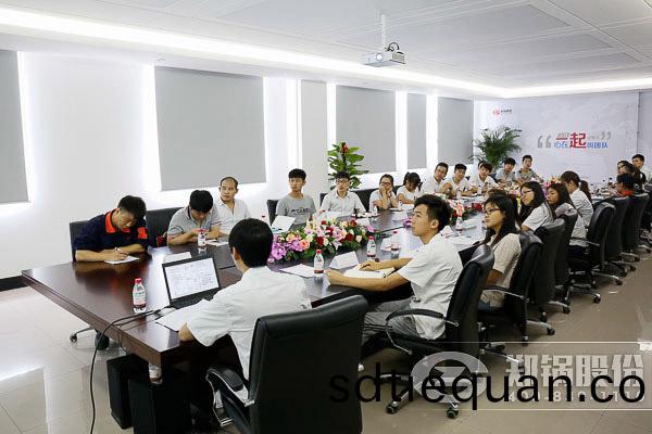 人力(li)部(bu)門對(dui)新員工進(jin)行培訓(xun)