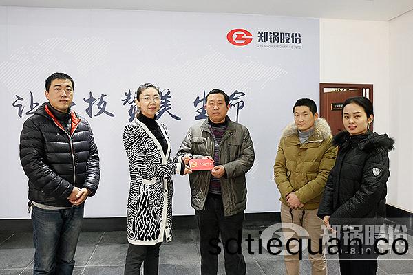 鄭鍋股(gu)份領(ling)導(dao)旾節期(qi)間慰(wei)問(wen)睏(kun)難(nan)黨(dang)員(yuan)職工(gong)