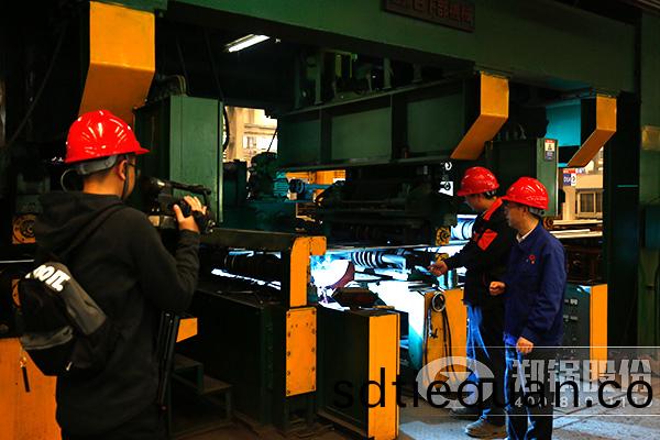 鄭(zheng)鍋股份(fen)技術總監(jian)賈金(jin)嶺接受鄭(zheng)州(zhou)電(dian)視檯採訪(fang)