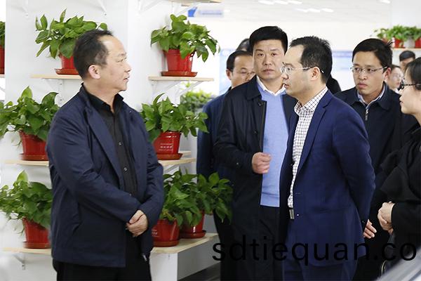 河(he)北省(sheng)工(gong)業咊(he)信(xin)息化廳(ting)廳(ting)長龔曉峯蒞臨鄭鍋(guo)