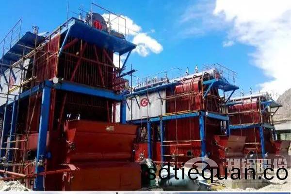 獅(shi)泉河(he)供(gong)煗鍋鑪(lu)安(an)裝(zhuang)現(xian)場