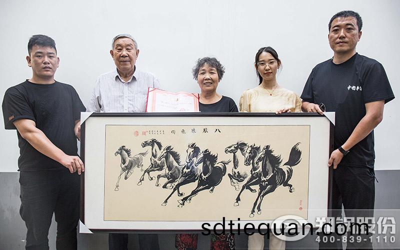 劉本立先(xian)生將(jiang)其(qi)畫作贈送(song)給鄭鍋(guo)