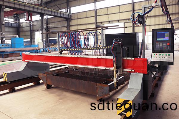 全(quan)自動(dong)數(shu)控(kong)切割(ge)機