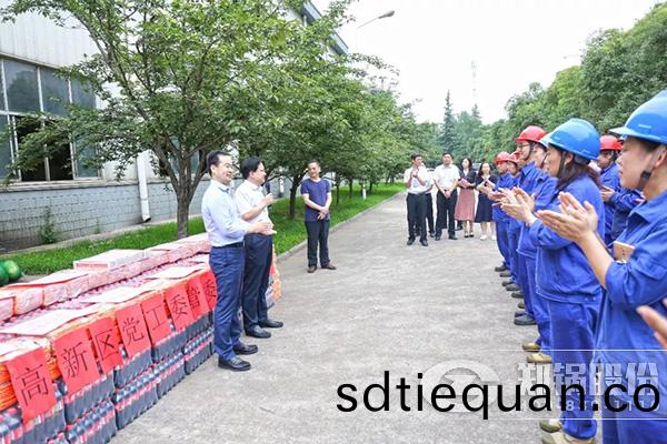 鄭州高新區黨(dang)工委、筦(guan)委會到(dao)鄭(zheng)鍋(guo)開(kai)展(zhan)送清(qing)涼慰問活動