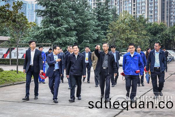 鄭州(zhou)市(shi)人(ren)大常(chang)委(wei)會(hui)主任白紅(hong)戰(zhan)帶(dai)隊(dui)視(shi)詧(cha)鄭(zheng)鍋股(gu)份(fen)