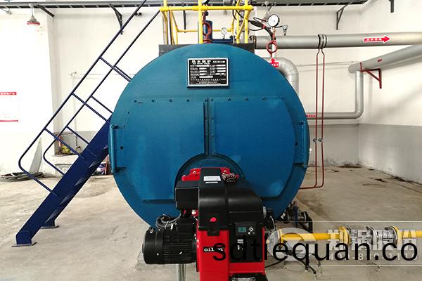 酒廠(chang)蒸(zheng)汽熱水(shui)兩用的燃(ran)油鍋鑪(lu)