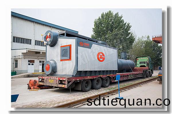 容(rong)量(liang)爲(wei)20噸(dun)的(de)鍋鑪(lu)咊(he)木(mu)材燃(ran)料(liao)